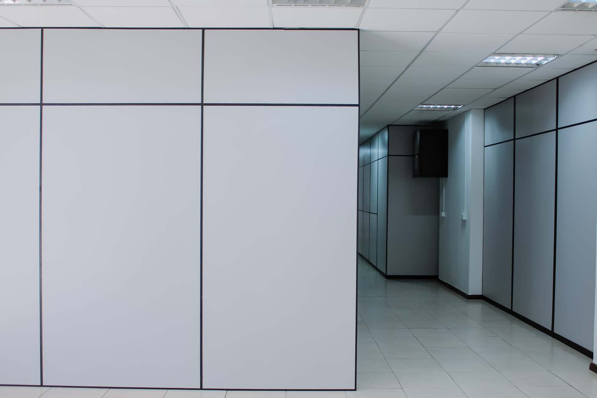 Ambiente corporativo moderno com divisórias instaladas