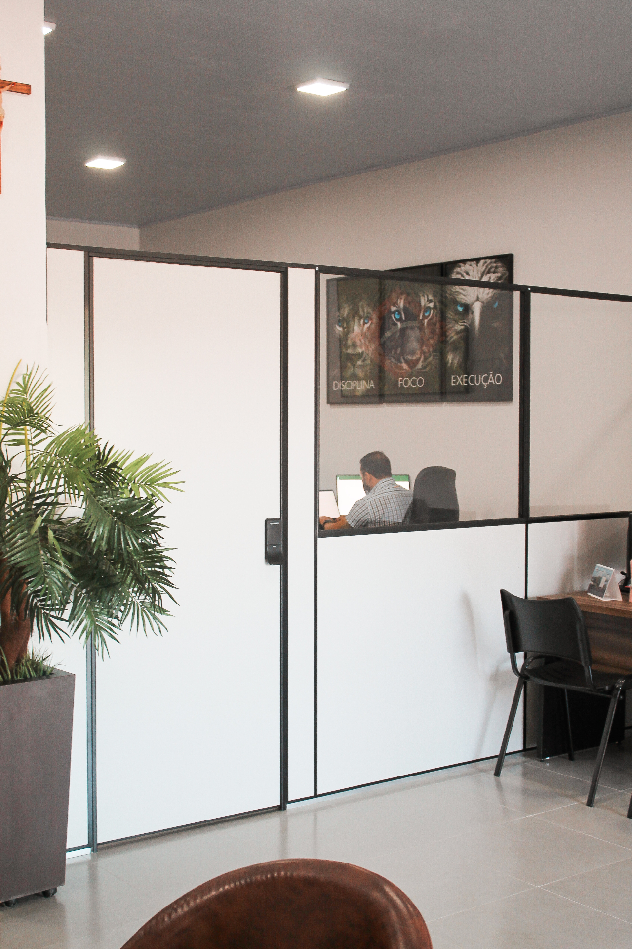 Divisória de drywall instalada em escritório corporativo